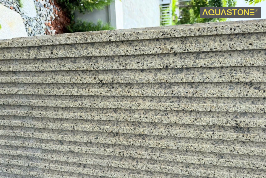 Công đoạn băm mặt đá thủ công giúp tạo độ nhám tự nhiên, chống trơn trượt hiệu quả