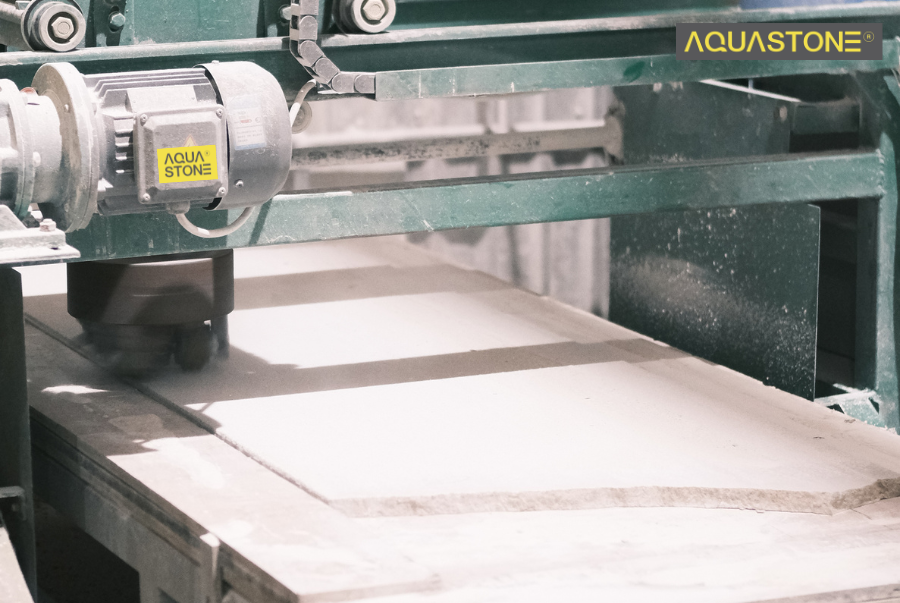 Quy trình cắt và băm mặt đá được thực hiện bằng thiết bị công nghiệp tiên tiến, cho bề mặt đồng đều và sắc nét