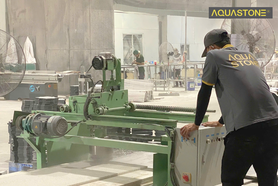 Thợ lành nghề Aqua Stone kiểm tra kỹ lưỡng từng sản phẩm trước khi bàn giao