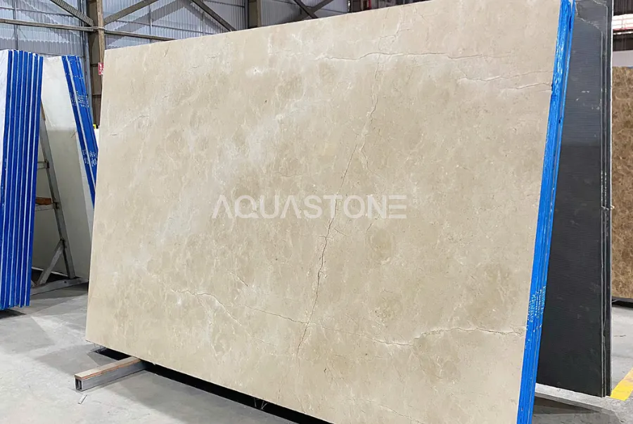 Đá Marble Crema Marfil nhập khẩu Tây Ban Nha với sắc kem ấm áp cho nền sàn và cầu thang