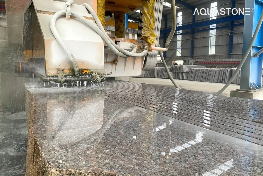 Bề mặt đá Granite ngoài trời với độ cứng cao, chống trầy xước và chống thấm vượt trội