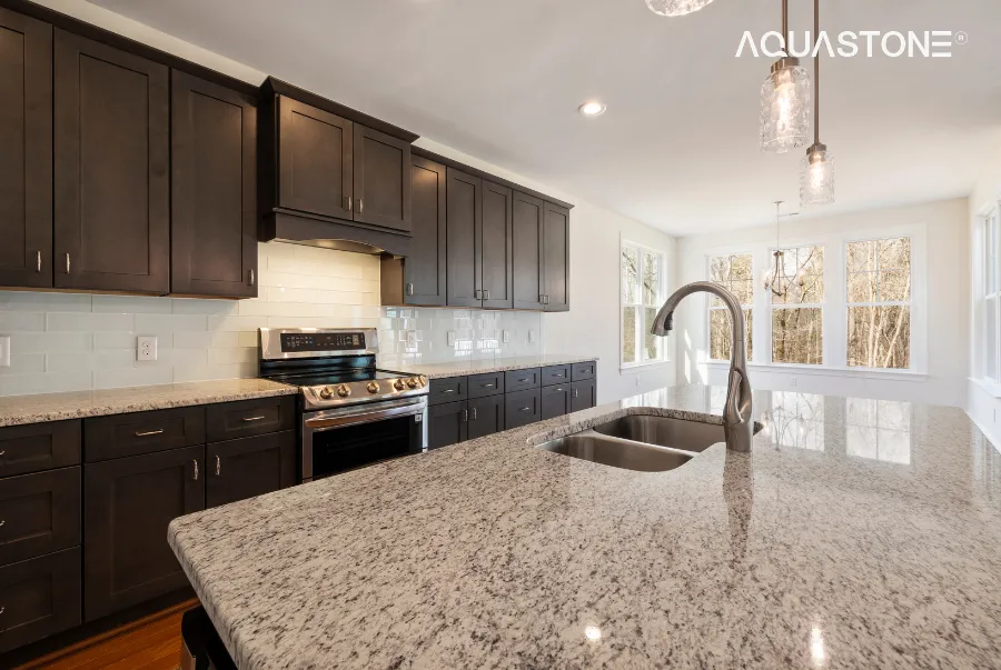 Đá Granite tự nhiên là lựa chọn lý tưởng cho bàn đảo bếp nhờ độ cứng cao, khả năng chịu lực và chống trầy xước vượt trội