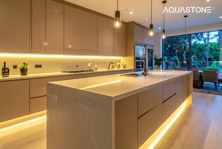 Khoảng cách từ 100–120cm giữa bàn đảo và hệ tủ bếp giúp việc di chuyển, mở tủ và sử dụng thiết bị nhà bếp thuận tiện hơn
