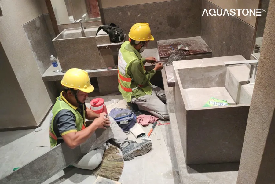 Thợ thi công sử dụng keo ốp lát gạch đá đúng kỹ thuật bằng bay răng cưa, giúp tăng độ bám dính và hạn chế bong tróc công trình